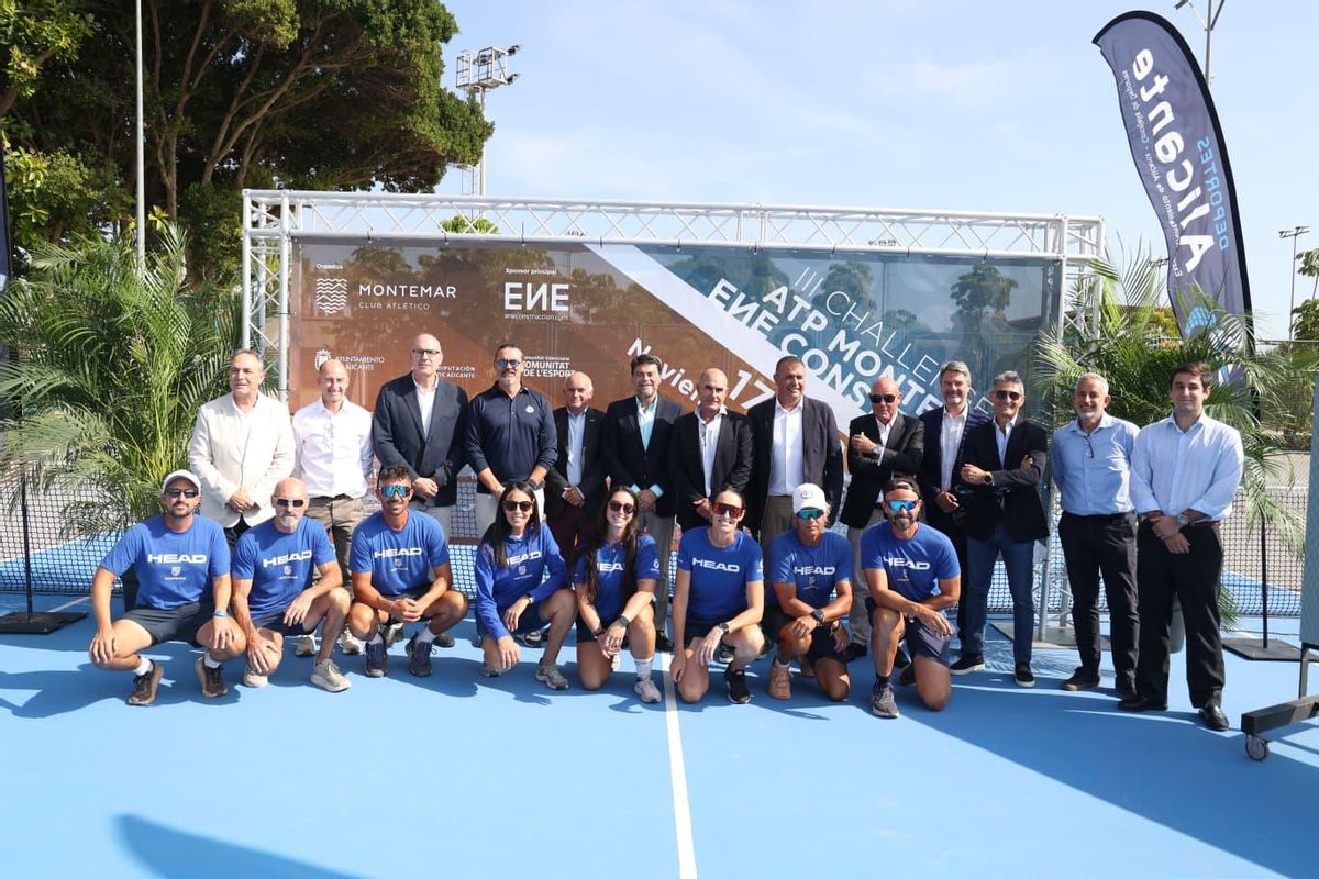 Organizadores y patrocinadores posan tras la presentación