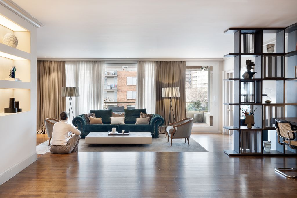 Salón con sofá chester tapizado en verde