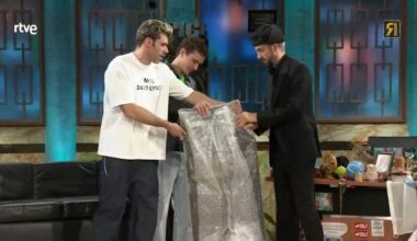 'La Revuelta': Arón Piper y Fernando Valdivielso sorprenden a Broncano con un regalo de &quot;tierra vasca&quot;