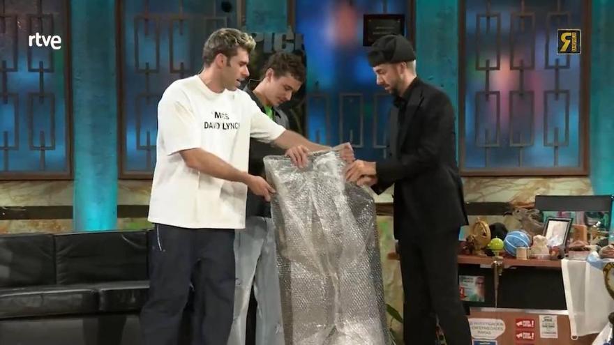 'La Revuelta': Arón Piper y Fernando Valdivielso sorprenden a Broncano con un regalo de &quot;tierra vasca&quot;