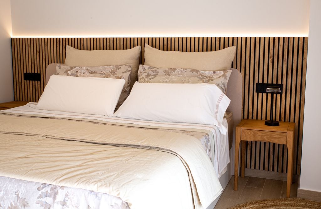 Cabecero con panel acústico efecto madera