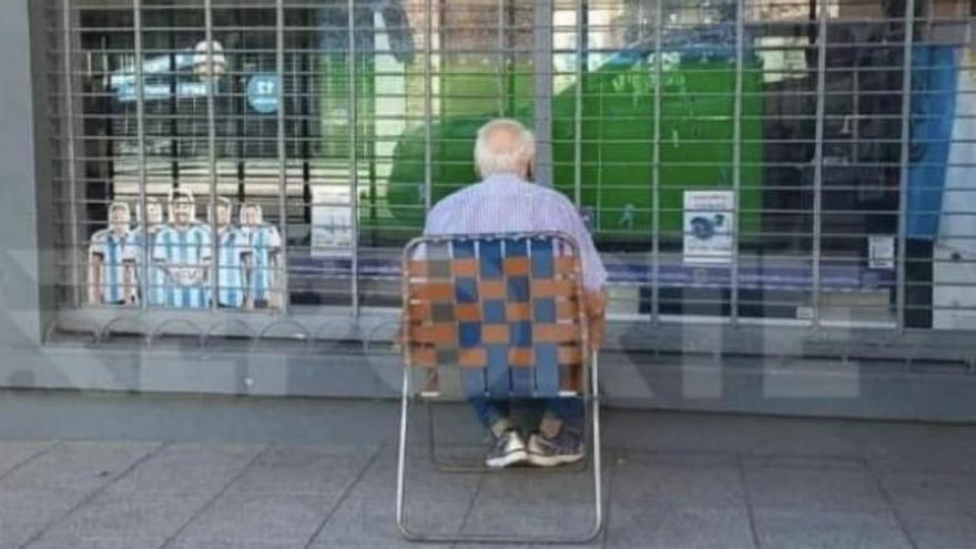 La conmovedora historia del anciano argentino que ha visto el Mundial en un escaparate en la calle