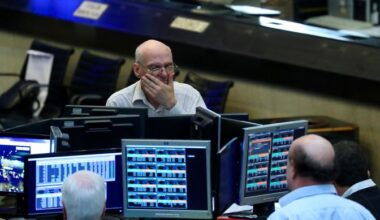 Bonos argentinos en dólares suben tras victoria de Milei en comicios medio término