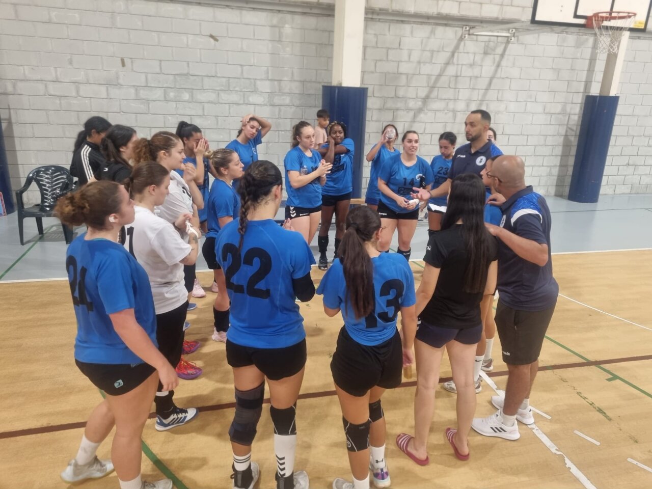 Jugadoras del Club Balonmano Maravilla Melilla en un entrenamiento