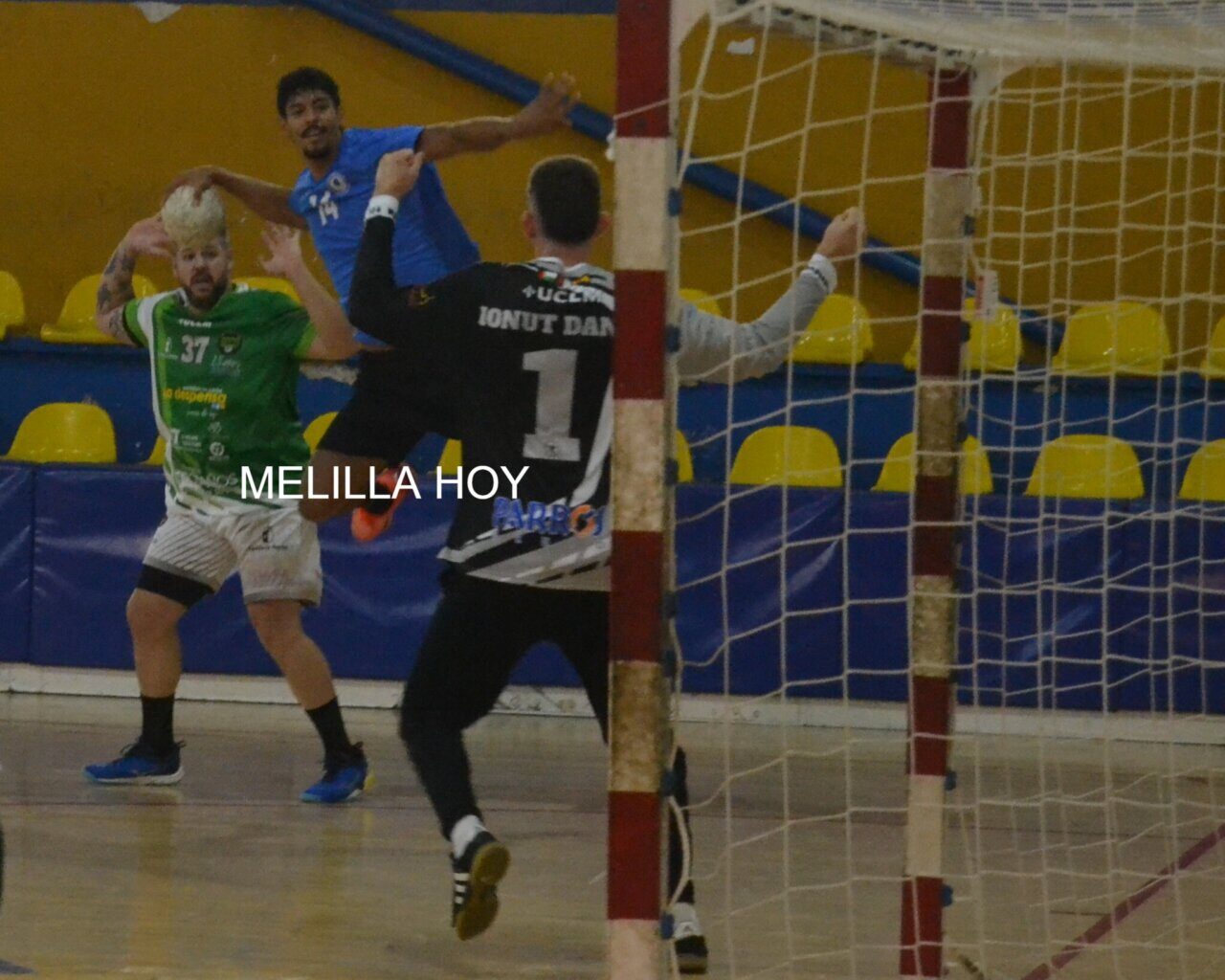 Jugadores de balonmano en acción durante un partido emocionante