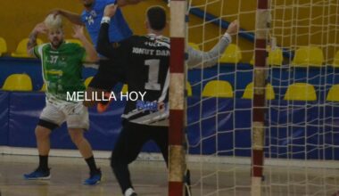 Jugadores de balonmano en acción durante un partido emocionante