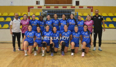 Equipo de balonmano T-Maravilla Melilla posando en la cancha