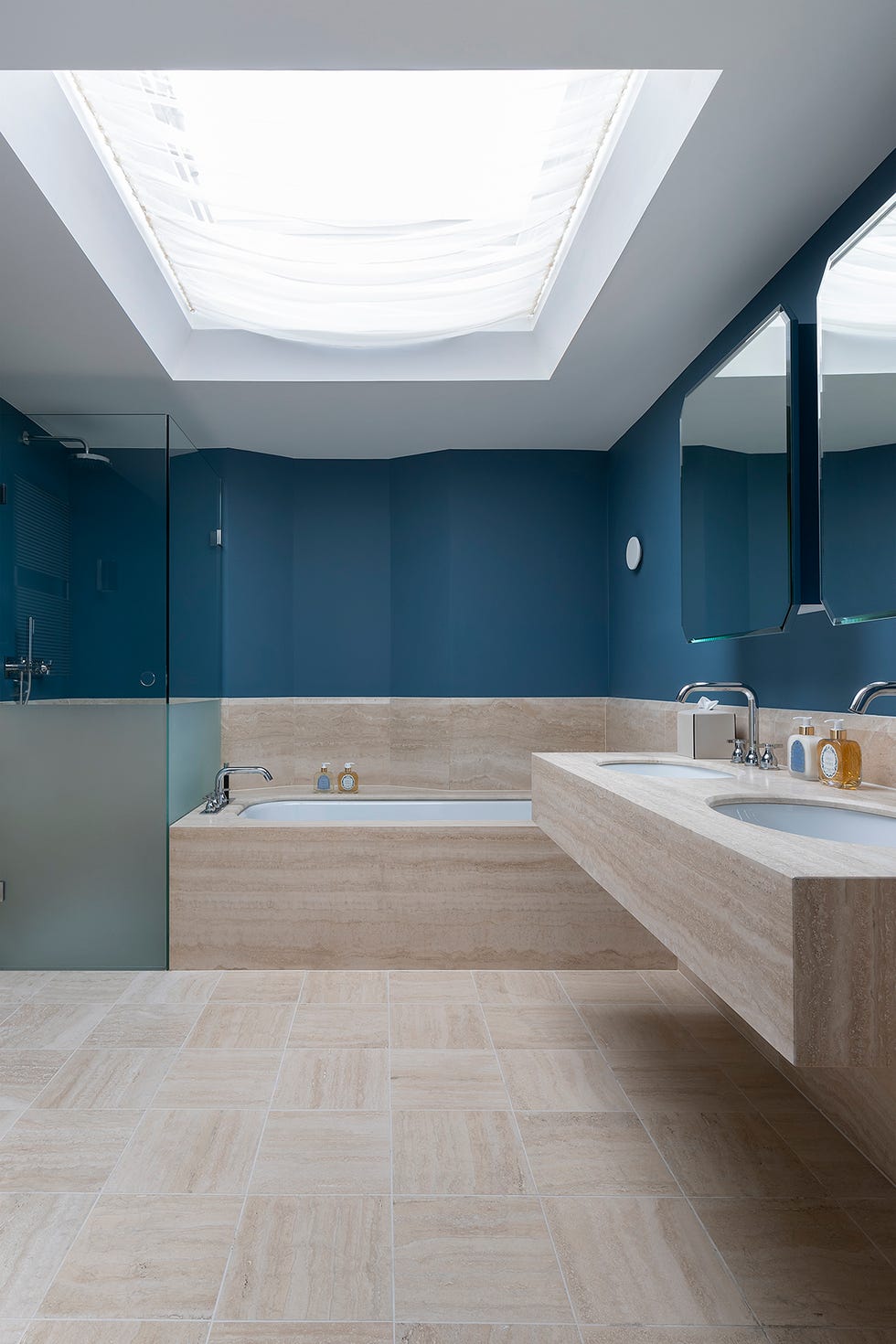 aseo en embajada italiana en londres con muebles italianos contemporaneos