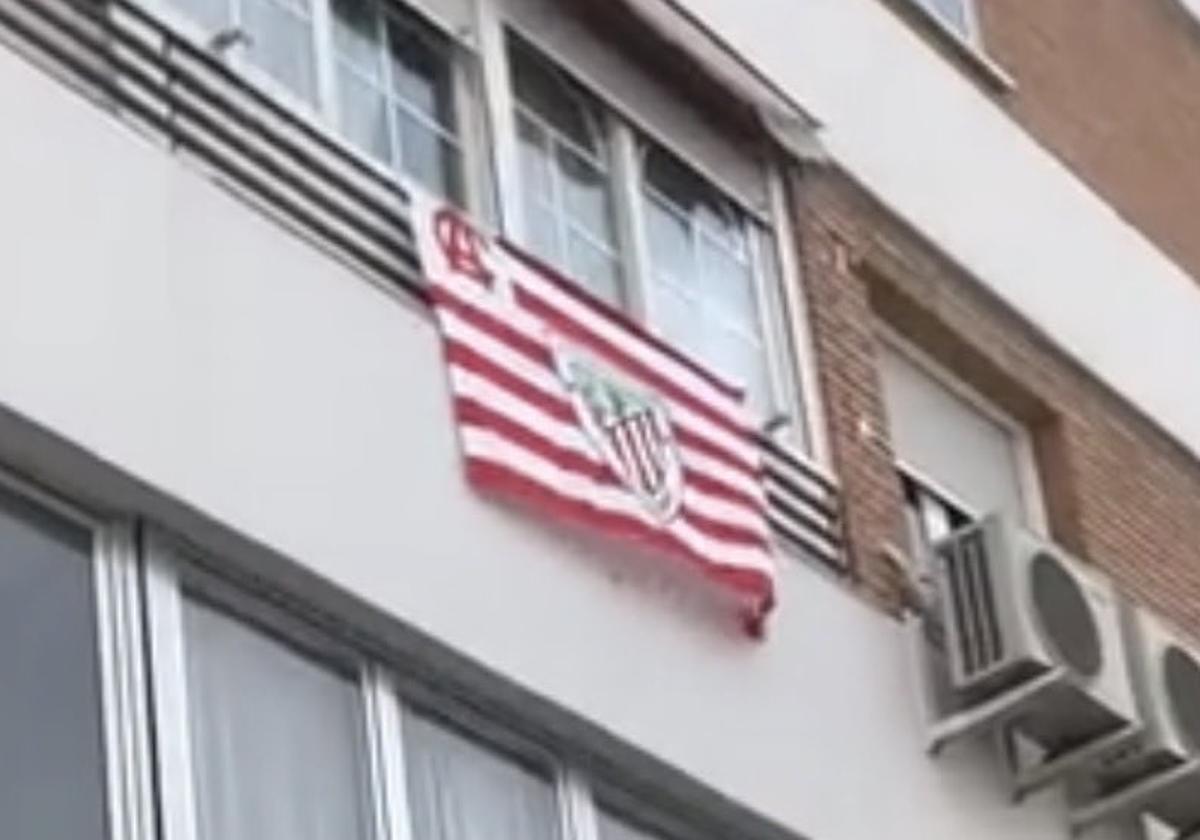 Polémica por una bandera del Athletic en una comunidad de vecinos de Madrid: «Nos han obligado a quitarla de la ventana»