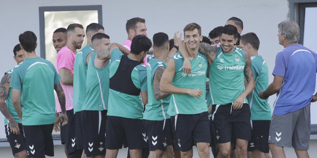 Bartra, Llorente y Deossa vuelven con el grupo en el entrenamiento del Betis