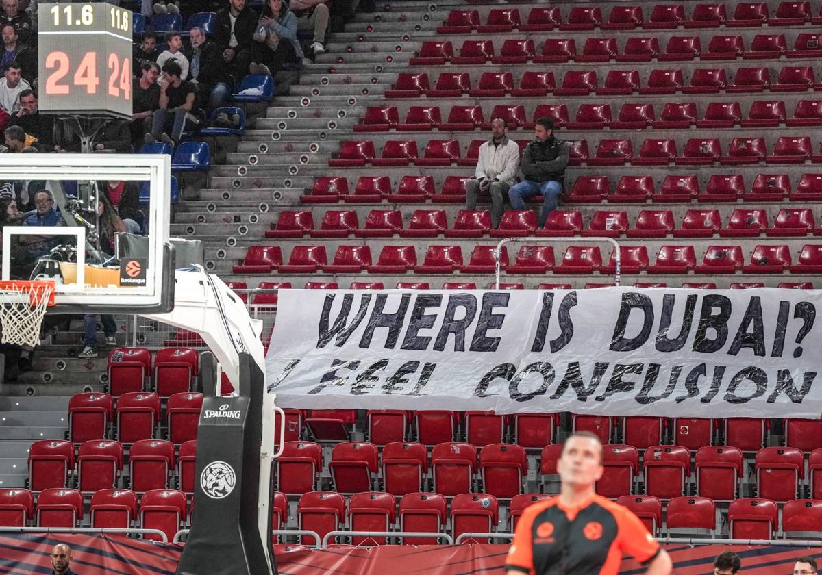 La pancarta con la que Indar Baskonia escenifica su protesta: «¿Dónde está Dubái? Siento confusión»