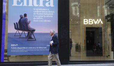 BBVA y Sabadell se denuncian mutuamente ante la CNMV por malas prácticas en el canje de la OPA