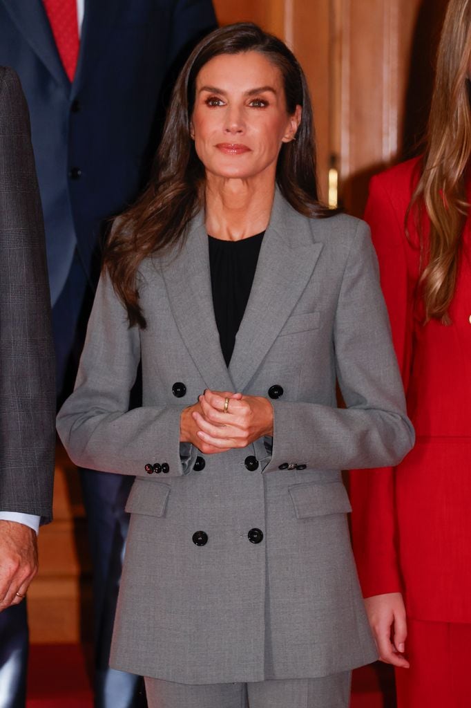 La reina Letizia recurre a su traje gris de Mango en las audiencias de los Princesa de Asturias 2025