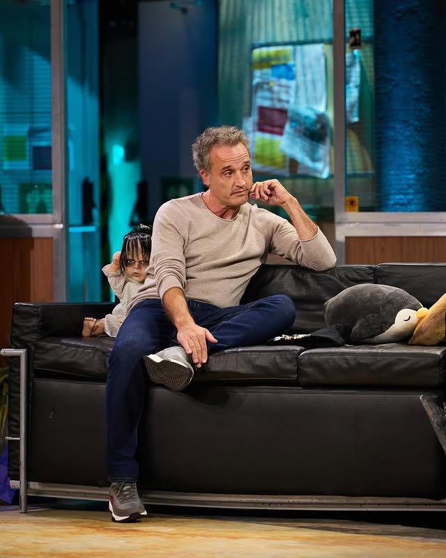 Daniel Guzmán hablando con Broncano