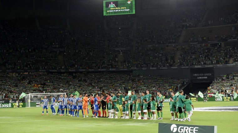Ambiente del estadio de la Cartuja el día del estreno cartujano del Betis, que se midió al Alavés