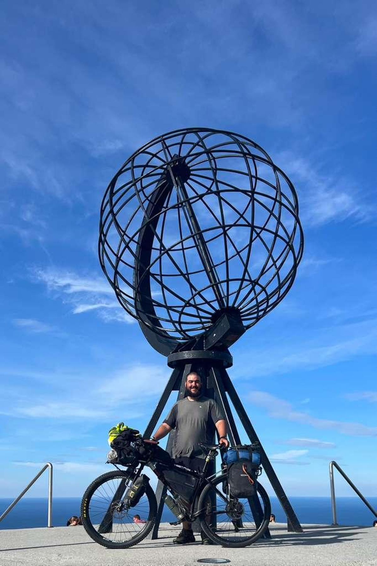 Mario Cazorla posa en Cabo Norte, después de cuatro meses pedaleando hacia su destino
