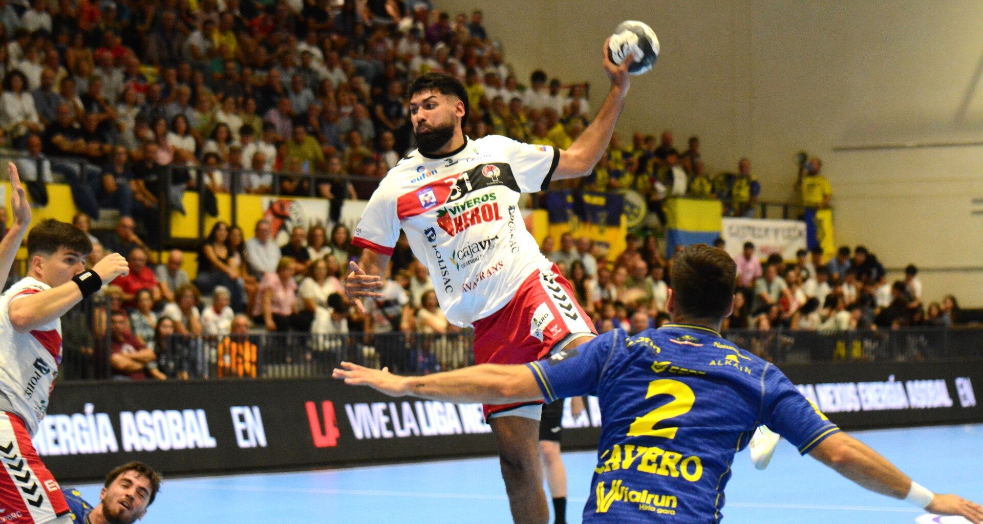 Lilian Pasquet busca el lanzamiento en un instante del encuentro entre Viveros Herol Nava y Bidasoa Irun./AMADOR MARUGÁN