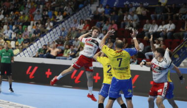 Brais busca el lanzamiento durante un instante del encuentro entre Caserío y Viveros Herol Nava disputado en el Quijote Arena./JOSÉ RAMÓN GARCÍA CARPINTERO