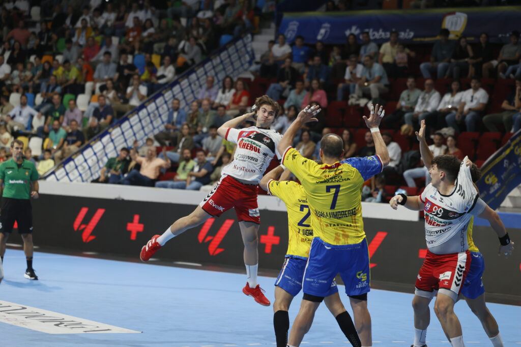 Brais busca el lanzamiento durante un instante del encuentro entre Caserío y Viveros Herol Nava disputado en el Quijote Arena./JOSÉ RAMÓN GARCÍA CARPINTERO