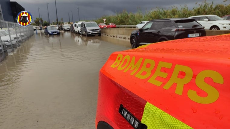 Imagen de actuaciones de los bomberos este lunes en Gandía por lluvias