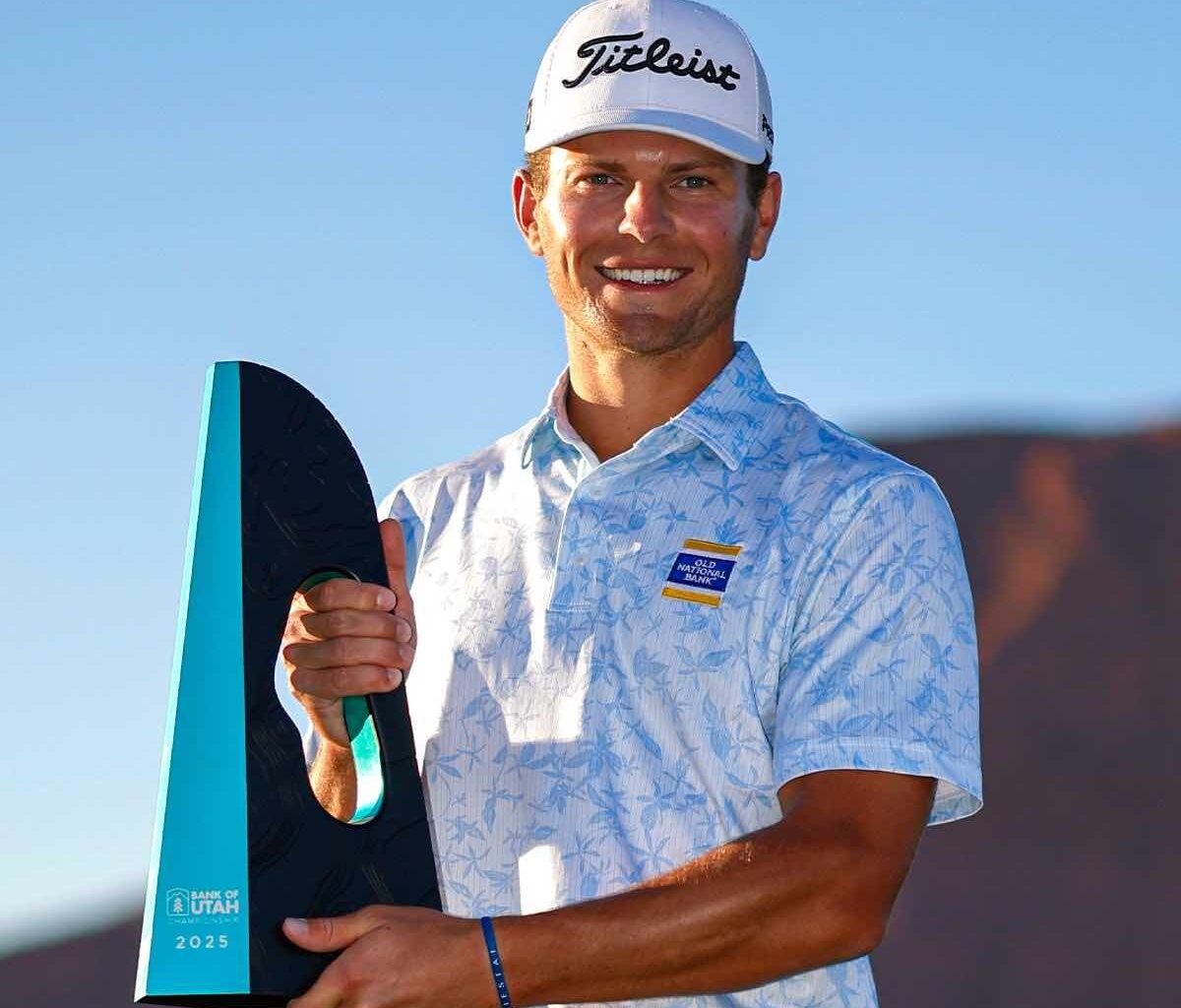 Michael Brennan posa con el trofeo de campeón del Bank of Utah Championship.
