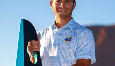 Michael Brennan posa con el trofeo de campeón del Bank of Utah Championship.