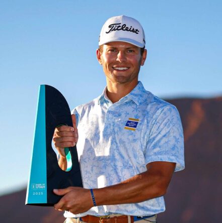 Michael Brennan posa con el trofeo de campeón del Bank of Utah Championship.