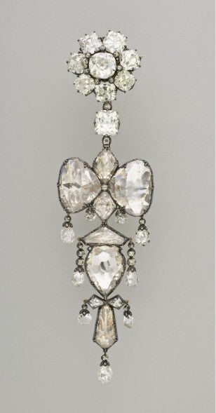 Francia confirma cuáles son las piezas robadas del Museo Louvre: dos tiaras, dos collares y dos pares de pendientes con piedras preciosas