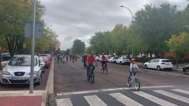 Participantes por la calle Río Bullaque, donde ha finalizado el recorrido de los más pequeños