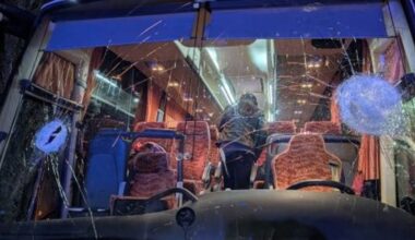 muere un conductor de autobús por el lanzamiento de piedras tras un partido de baloncesto