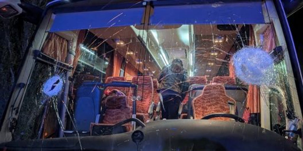 muere un conductor de autobús por el lanzamiento de piedras tras un partido de baloncesto