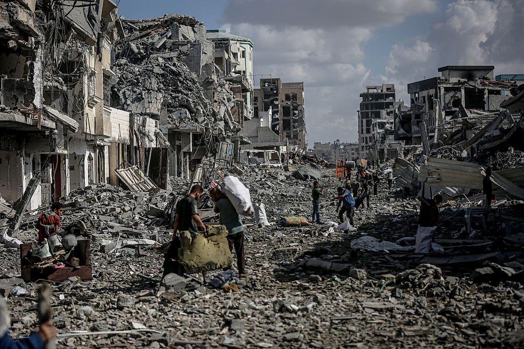 Residentes observan lo que quedó de sus hogares