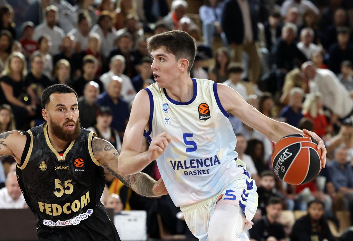 Sergio De Larrea, ante uno de los mejores jugadores de la Euroliga, Mike James.