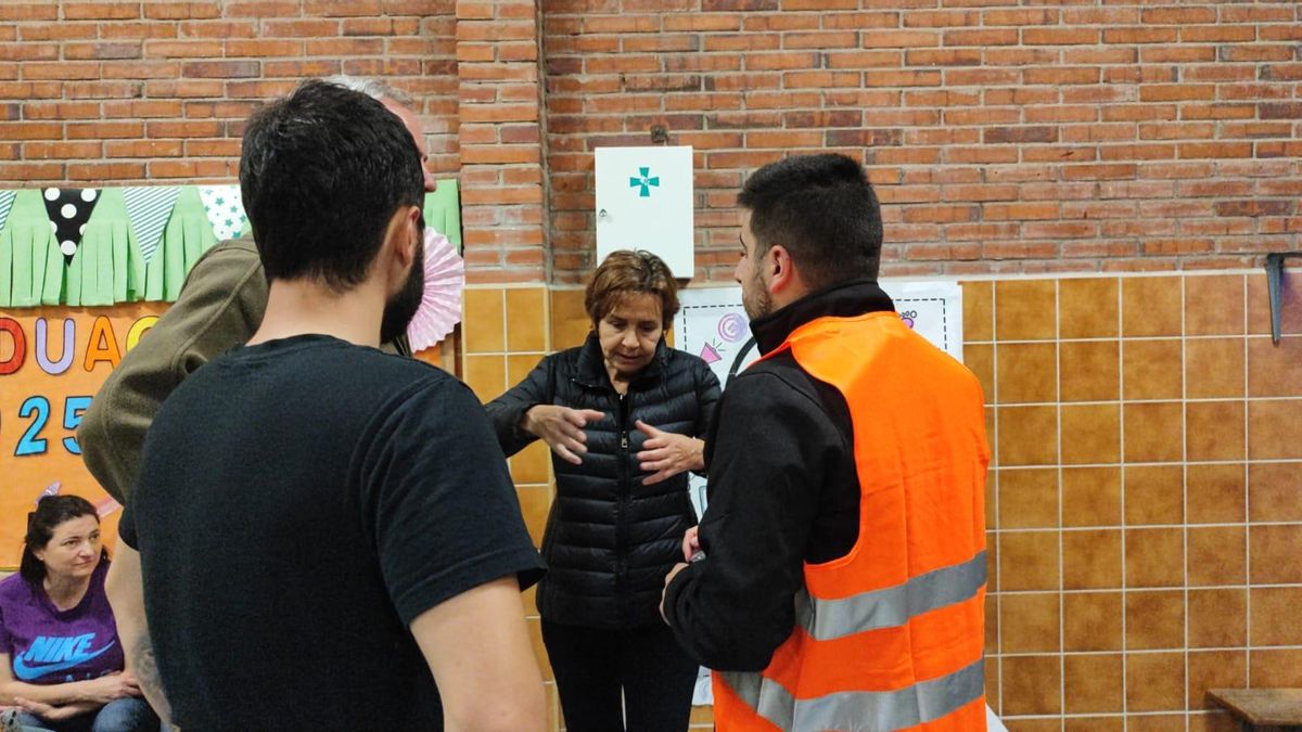 La alcaldesa, Carmen Moriyón, hablando con personal de los servicios de emergencias.