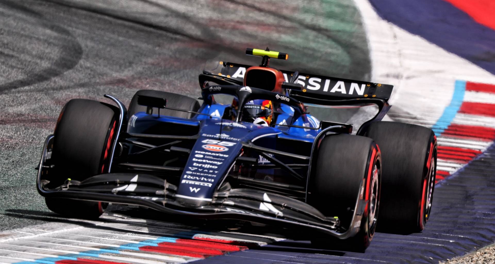 Un problema de frenos y daños en el suelo hacen caer a Carlos Sainz en la Q1 de Austria