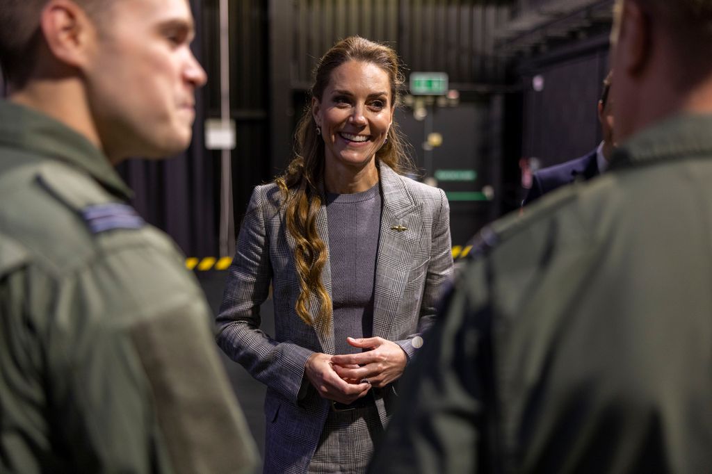 Kate Middleton, sonriente y simpática durante una charla en la base aérea