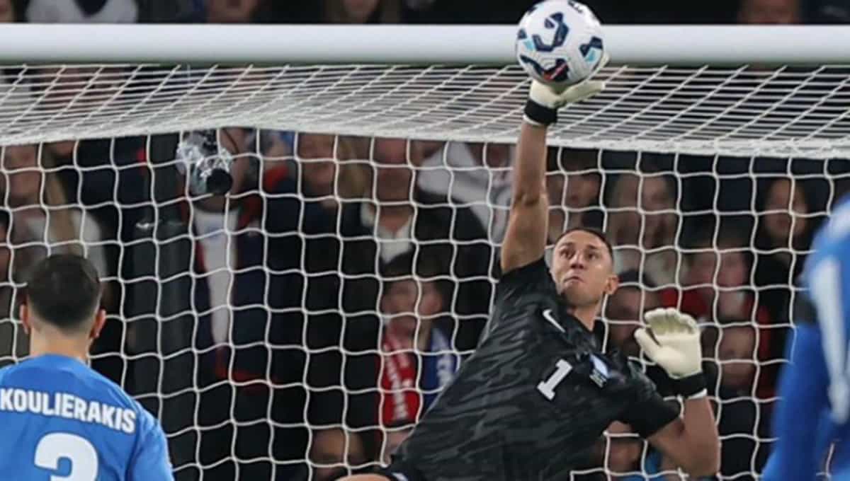 Premio para Vlachodimos tras brillar en el Sevilla con el peor final posible