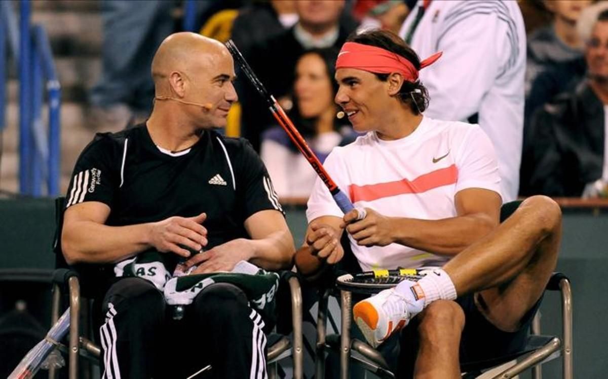 Agassi y Rafa, en un partido de exhibición en 2010