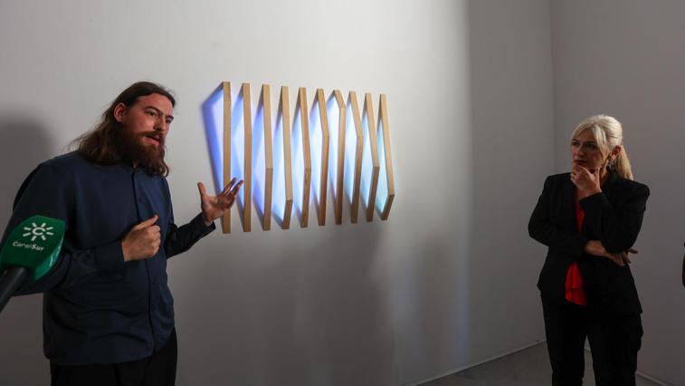 Cachito Vallés explica la pieza 'Vector Rays' ante la atenta mirada de la consejera de Cultura