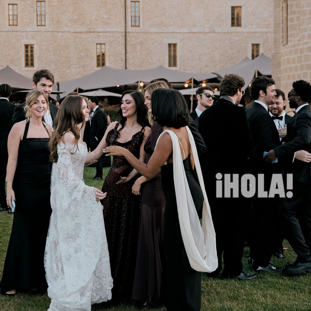 Tras la ceremonia religiosa, se sirvió el cóctel a base de "pintxos" y tapas, en el claustro del monasterio, mientras un cuarteto de cuerda amenizaba el momento. Stella y Alex disfrutan junto a sus amigos del aperitivo de marcado acento español