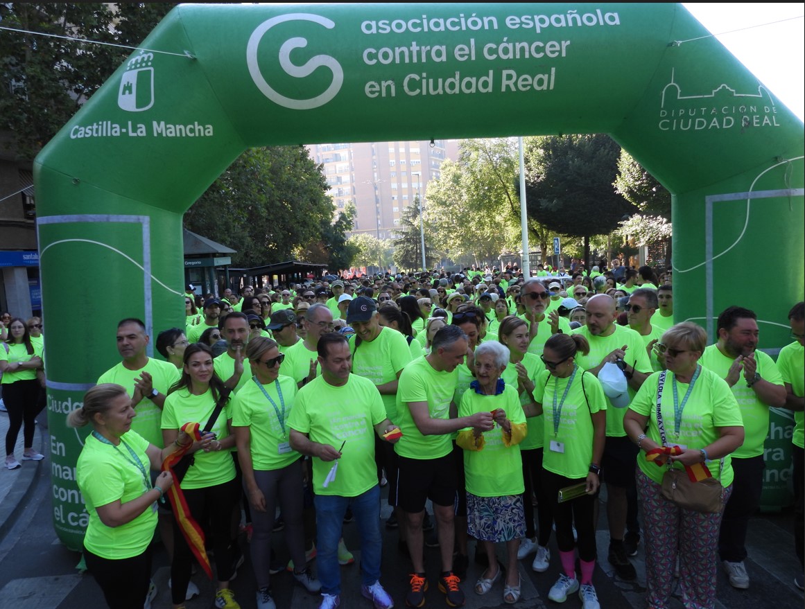 Puertollano se tiñe solidariamente de color verde esperanza en la V Marcha contra el Cáncer