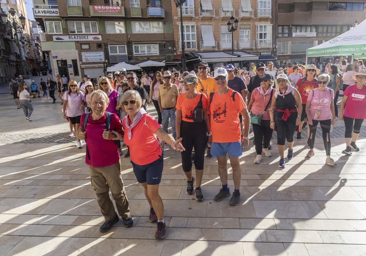 El centro de Cartagena se tiñe de rosa para visibilizar el cáncer de mama