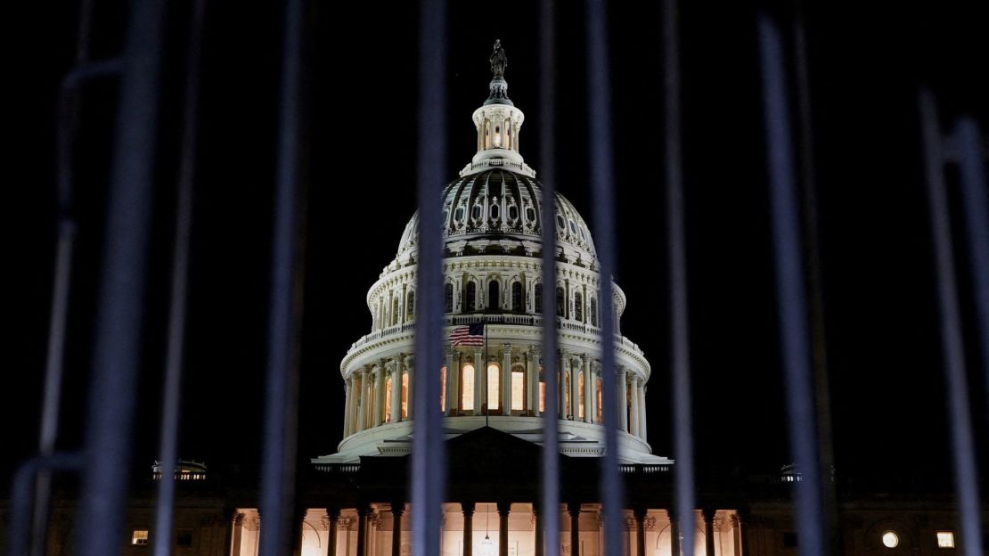 El Capitolio de EE.UU., horas antes de que entre en vigor un cierre del Gobierno, en Washington, EE.UU., 30 de septiembre de 2025.