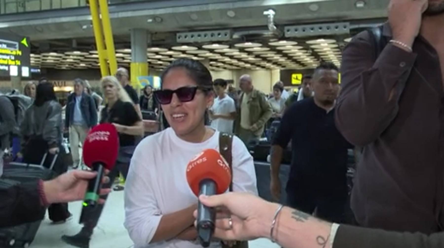 Isa Pantoja en el Aeropuerto Adolfo Suárez Madrid-Barajas. (Foto: Gtres)