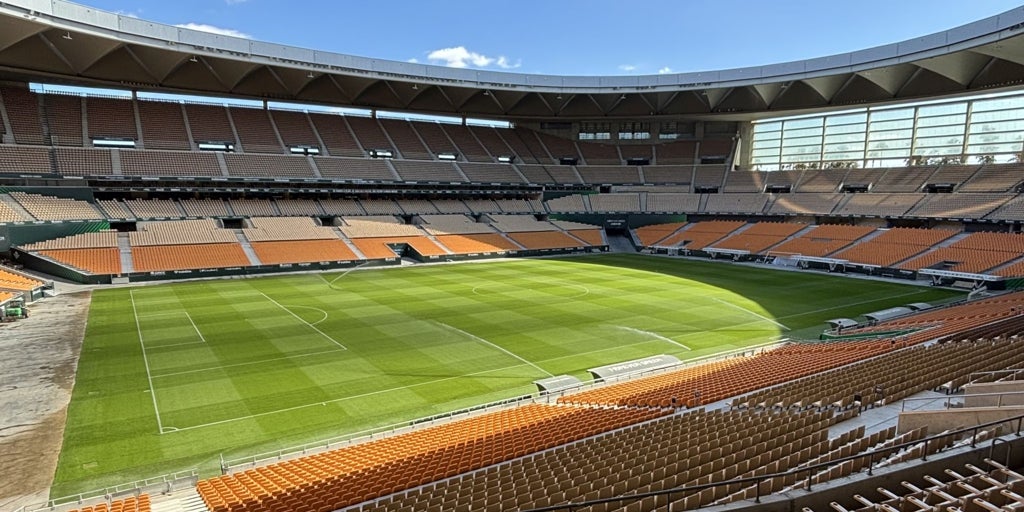 Nuevo césped en la Cartuja, que se estrenará en el Betis