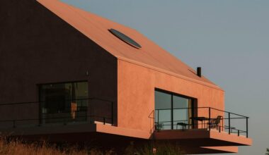 Esta casa de vacaciones de 120 metros cuadrados en una sola planta parece flotar sobre el terreno