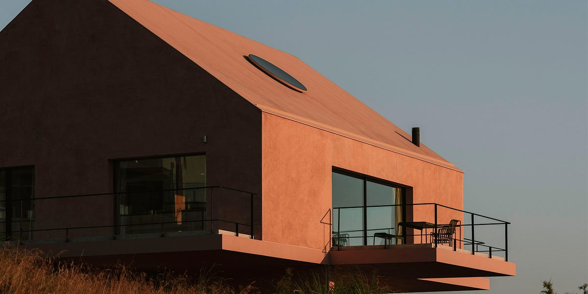 Esta casa de vacaciones de 120 metros cuadrados en una sola planta parece flotar sobre el terreno