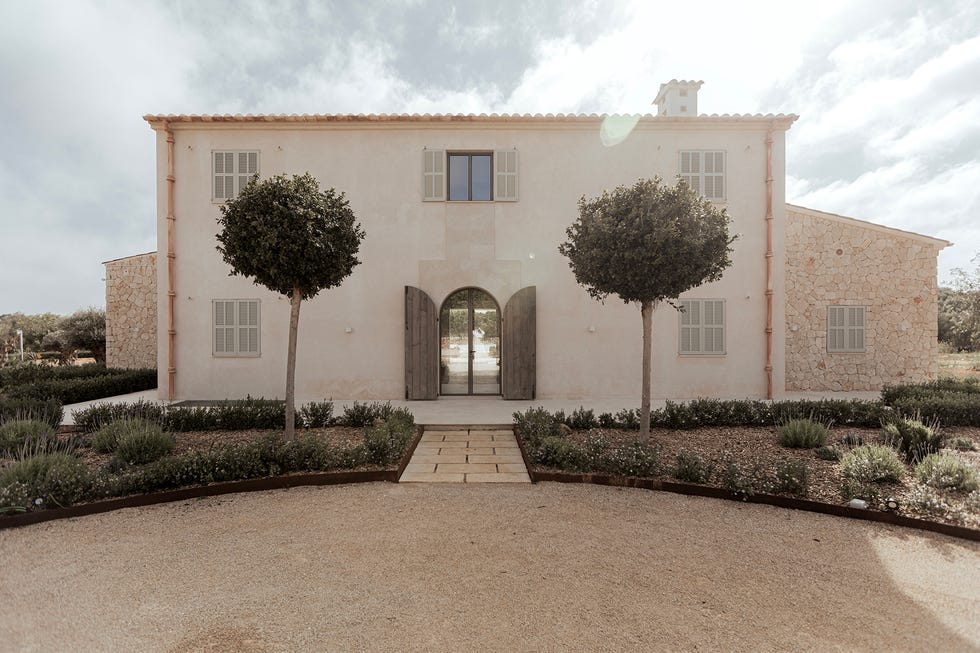una casa de campo en piedra, blanco y madera con decoracion minimal