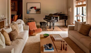 Esta acogedora casa que está decorada en colores neutros y muebles a medida esconde un estudio de música en la planta baja