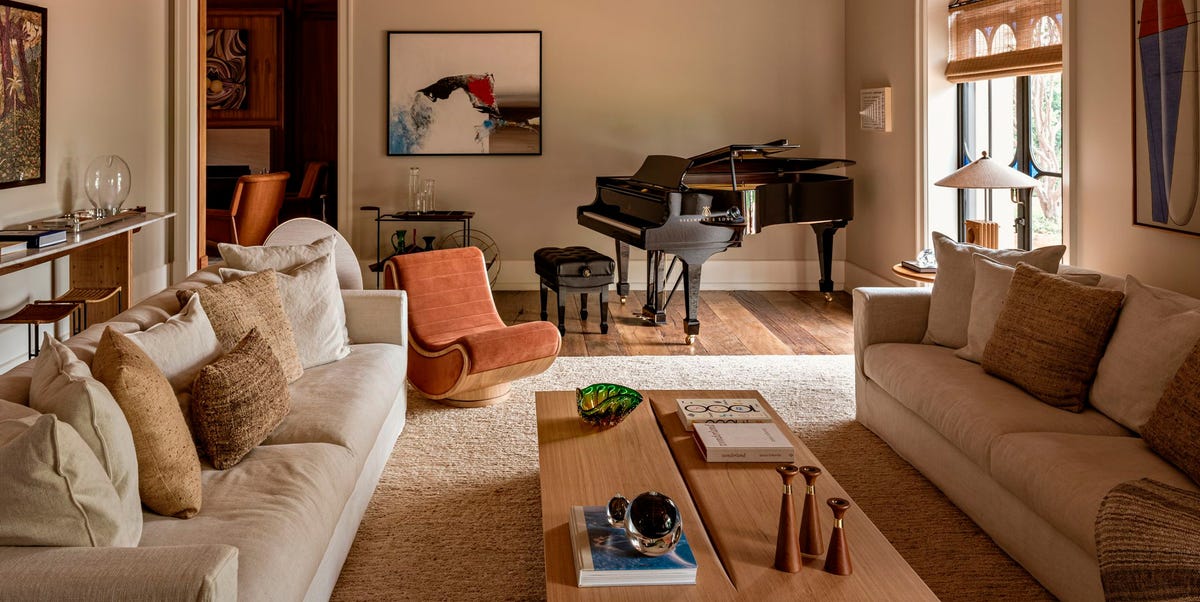 Esta acogedora casa que está decorada en colores neutros y muebles a medida esconde un estudio de música en la planta baja